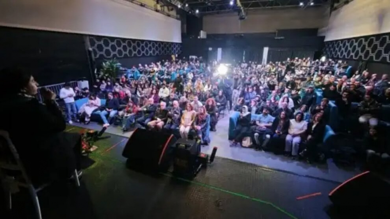 v-anderlehte-proshla-narodnaja-vstrecha-s-uchastiem-ilham-ahmed-i-rohilat-afrin-f2f4cf3 В Андерлехте прошла народная встреча с участием Ильхам Ахмед и Рохилат Африн